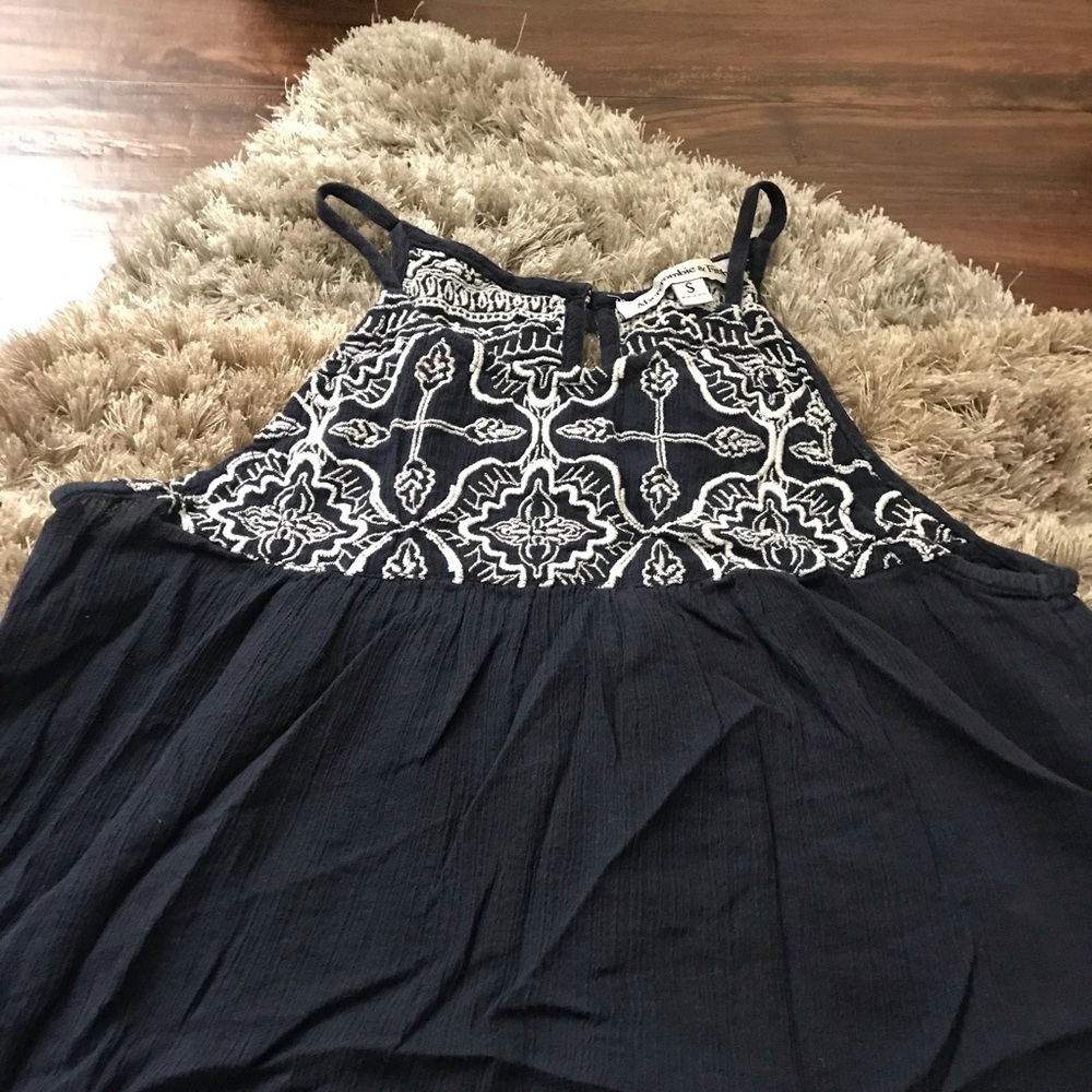 A&F navy flowy top. (XS)